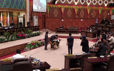 Gubri Hadiri Rapat Paripurna, APBD Riau Tahun 2021 Sebesar Rp9,132 Triliun Disahkan